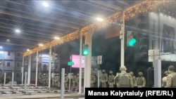 Поліція чергує в аеропорту Алмати, 5 січня 2022 року