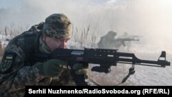 Андрій, 45 років, фінансист. У теробороні – рік. «Прийшов до тероборони, щоб отримати практичні навички військової справи, щоб бути бойовою одиницею у складі Збройних сил, а потім передати ці навички дітям», – каже він