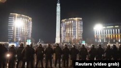 2022 жылғы 5 қаңтарда Республика алаңында болған митинг кезіндегі полицияның арнайы жасағы. Наразылық акциясы қатысушылар мен полиция арасындағы қақтығысқа ұласты.