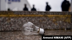 Një poç elektrik i vendosur pranë selisë së KEDS-it në Prishtinë gjatë një proteste në dhjetor të vitit 2021. 