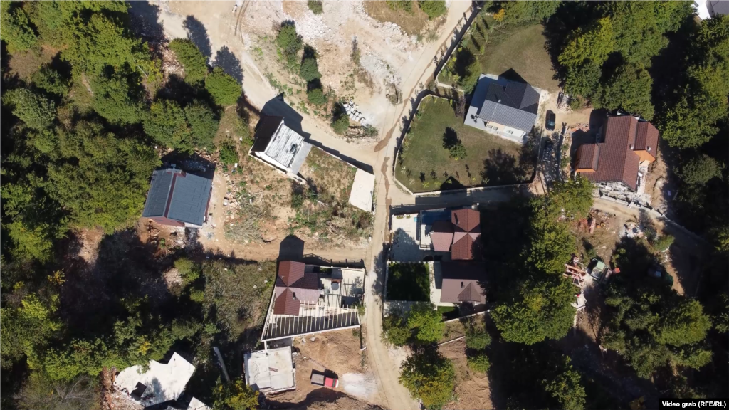 "Samo bivši gradonačelnik opštine Štrpce se sumnjiči da je primio više od milion eura. Sumnja se da postoje neke vile koje su korištene kao pokloni, automobili koji su dobijeni na poklon za izdavanje dozvola", rekao je Maloku.