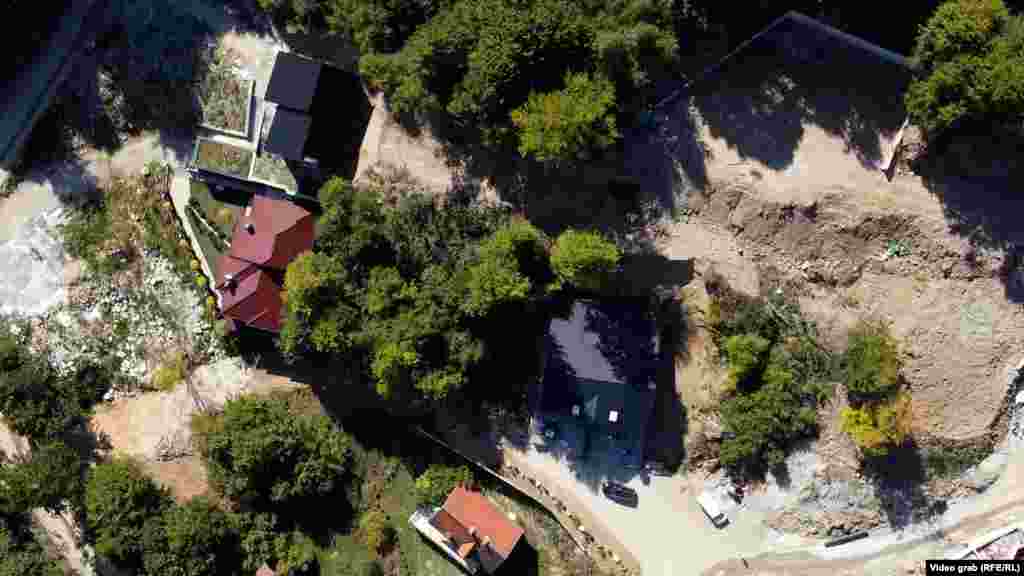 Vučić je rekao da je Priština "od početka govorila da na sjeveru Kosova žive kriminalci", te dodao da sada izgleda da ih ima [čak i] na jugu... Samo ne znam kako oni [zvaničnici na Kosovu] nisu usput našli teže kriminalce, nalaze ih samo među Srbima".