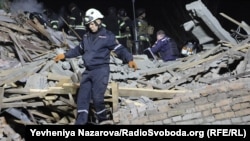 Рятувальники шукають людей у завалах будинку, куди влучив російський КАБ. Запоріжжя.
7 листопада 2024 року. Тоді РФ завдала 5 ударів по місту, загинули 10 людей, серед них однорічна дитина
