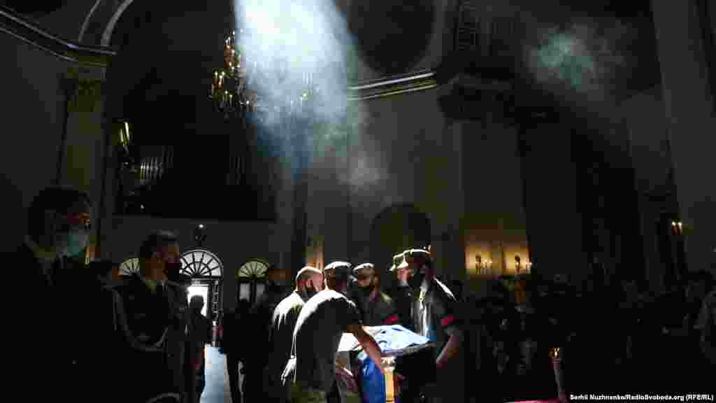 Миколі Іліну, (позивний &laquo;Естонець&raquo;) , було 36 років, він був бойовим медиком, мав звання сержанта й служив у морській піхоті щонайменше два роки. У Миколи залишилася дівчина та батьки