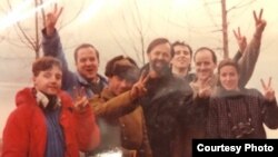 1989, între Timișoara și București (Mihai Carp, al doilea din stânga)