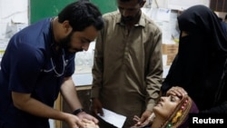 خانمی مبتلا به بیماری ملاریا در یکی از مراکز صحی - تصویر از آرشیف 