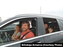 Familie de români revenind în țară