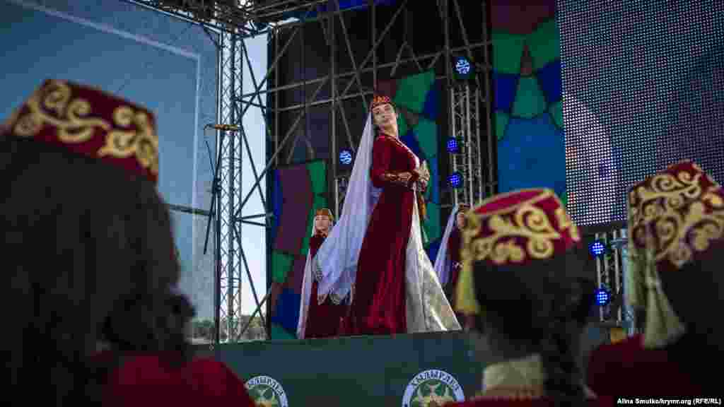 Один из танцевальных коллективов Крыма на сцене