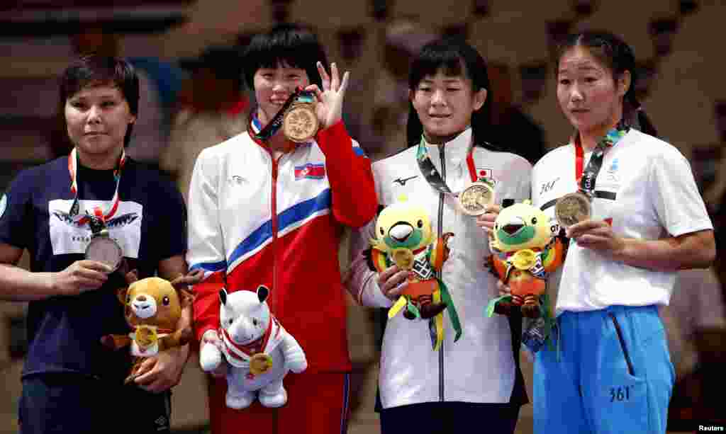 Жұлдыз Ешімова жүлдегерлерді марапаттау рәсімінде тұр.&nbsp; "Әлем чемпионаты, Азия чемпионатында медаль алдым. Тек Олимпиада мен Азия ойындарының медалі жетпей жүр еді. Енді Азия ойындарының жүлдесі бар. Еш өкінбеймін. Бұйыртқаны осы" дейді балуан.&nbsp;