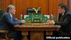 Президент Алмазбек Атамбаев менен премьер-министр Сооронбай Жээнбеков 
