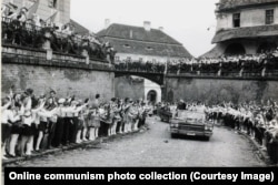 Діти аплодують кортежу Чаушеску в Сібіу, 1967 рік