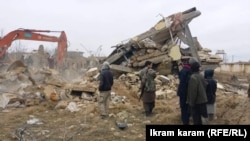 آرشیف٬ خسارت‌‌های برجا مانده از انفجار موتر بمب طالبان در ولسوالی دولت‌آباد فاریاب