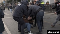 მათე დევიძე დაკავებისას. მელიქიშვილის გამზირი.19 ნოემბერი