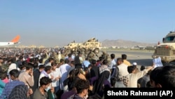 امریکايي ځواکونه د کابل نړیوال ډګر له ځغل لیکې سره د امنیت ساتنې پر مهال، په زرګونه ترهېدلي وګړي بهر ته په تمه: ۲۰۲۱، ۱۷م اګست