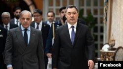 Садыр Жапаров менен Шахбаз Шариф.