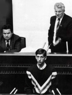 Співголова студентського протесту Олесь Доній оголошує вимоги протестувальників у Верховній Раді (у президії ліворуч Іван Плющ, праворуч – Леонід Кравчук), 15 жовтня 1990 року