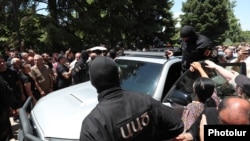 Armenia - Masked officers of the National Security Service are confronted by angry followers of the Armenian Apostolic Church in Echmiadzin, June 27, 2025.