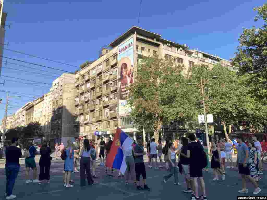 Blokada u blizini Pravnog fakulteta. Građani i studenti koji su ovde blokirali raskrsnicu, sklonili su se sa kolovoza kada je došla policija u opremi za razbijanje demonstracija (Beograd, 4. jul)