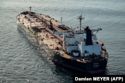 Аерофотознімок танкера Boracay/Pushpa російського «тіньового флоту», зроблений 1 жовтня 2025 року біля Сен-Назера. Судно під прапором Беніну, підозрюване у причетності до польотів дронів над Данією, було зупинене біля узбережжя Франції після внесення його до «чорного списку» ЄС