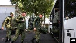 Орусиянын жаӊы куралган аскерлери Краснодардагы чакыруу жайынын тушундагы автобуска түшүүдө. Орусия, 2022-жыл, 25-сентябрь