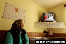 O localnică din Viscri urmărește la tv nunta prințului William cu Kate Middleton, în 2011. Localitatea vizitată de atâtea ori de prințul Charles a fost vehiculată la acea vreme ca posibilă destinație pentru luna de miere a tânărului cuplu.