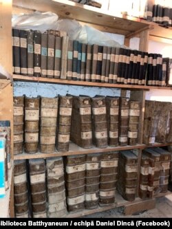 În colecția găsită predomină cărțile cu conținut teologic, în latină, dar sunt și volume în greacă sau germană.