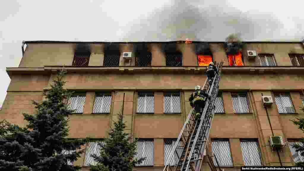 Внаслідок потрапляння боєприпасу сталося загоряння п'ятого поверху та даху будівлі