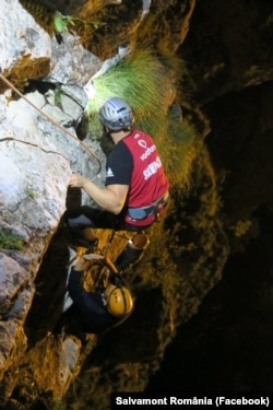 Salvamontiștii nu acționează doar în jurul pârtiilor de ski, ci și în peșteri, lacurilor și râurilor montane.