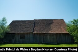 Șura de secol XIX a casei fundației prințului Charles din Viscri, reamenajată și devenită între timp sală de lectură și sală pentru diverse activități.