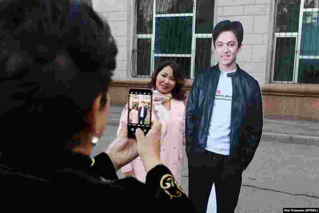 Димаштың "картон сұлбасының" жанында суретке түсіп жатқан әйел.&nbsp;