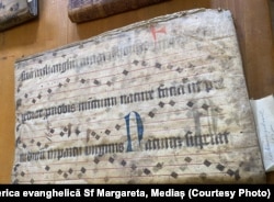 Unul din volumele cu sute de ani vechime, în latină, găsit în biblioteca bisericii evanghelice din Mediaș.