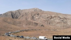 Баткен-Сох-Кадамжай жолу аркылуу коопсуз жакка бараткан унаалар. Баткен облусу. 16-сентябрь, 2022-жыл.