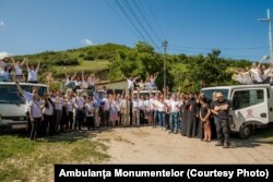 Prințul Charles, în mijlocul voluntarilor programului Ambulanței pentru Monumente, în 2019, în județul Mureș.