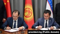 Кыргызстандын транспорт жана коммуникациялар министри Эркинбек Осоев, Өзбекстандын транспорт министри Илхом Махкамов, 15-сентябрь, 2022-жыл.  