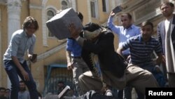 برخی اعضای جامعهء مدنی درچهلمین روزمرگ فرخنده، چگونگی قتل وی را تمثیل کردند