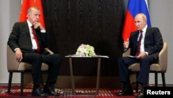 Expertul în relații internaționale Șerban Cioculescu spune că decizia lui Erdogan de a juca în continuare la două capete riscă să-i aducă presiuni din partea Statelor Unite.