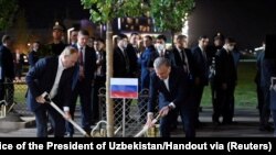 Орусиянын президенти Владимир Путин жана Өзбекстандын президенти Шавкат Мирзиёев Самарканд шаарында Шанхай Кызматташтык Уюмунун (ШКУ) саммитинин жүрүшүндө көчөт тигип жатышат. 2022-жыл, 15-сентябрь.