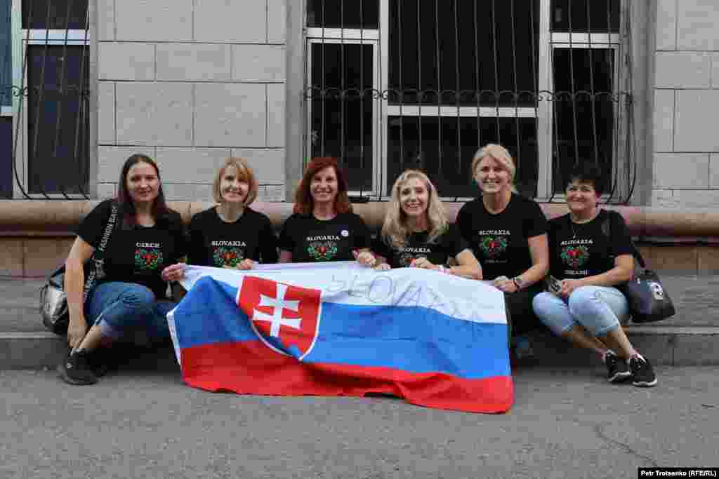 Словакия және Чехиядан келген Димаштың жанкүйерлері. "Оның өнерін тамашалау үшін Қазақстанға келдік" деді олар.&nbsp; "Қазақстанда Димаштың концерті өтетінін естігеннен кейін бірден билет сатып алдық. Ал оның Еуропадағы бірде-бір концертін жіберген жоқпыз" деді жанкүйерлер.&nbsp; &nbsp;