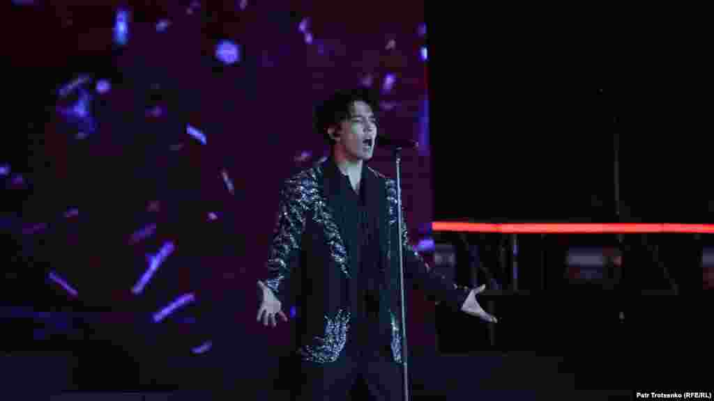 Желіде интернет қолданушылар Димаштың дауысы стадион маңы ғана емес, одан алшақ жатқан аудандарға естіліп жатқанын, дауысы "аспанды жарды" деп жазды.&nbsp;