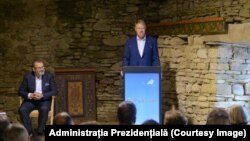 Klaus Iohannis participă deseori la evenimente publice alături de prietenul său, Michael Schmidt (cel de pe scaun).