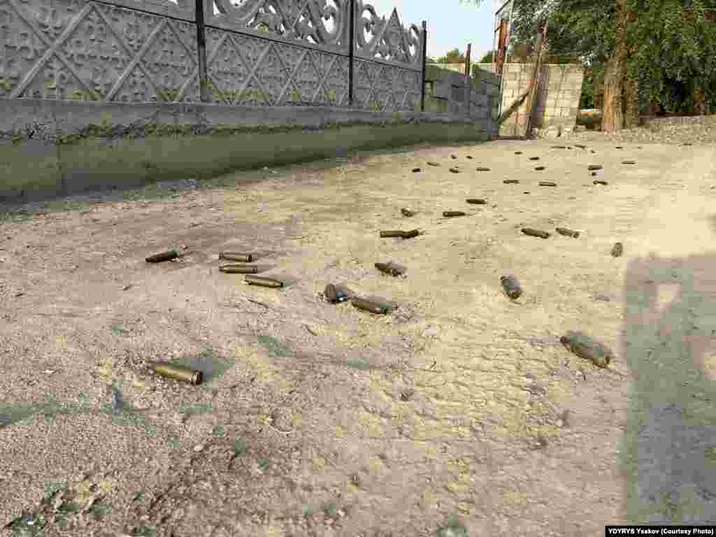 Аткылоодон кийин чачылган октун гильзалары. Баткен. Кара-Бак айыл өкмөтү. Сай айылы. (Сүрөт Ыдырыс Ысаковго таандык).