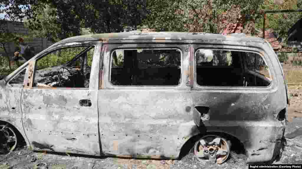 Екі тарап шекарадағы қарулы жанжалды бір-бірінен көріп отыр. Тәжікстан Қырғызстанды тұрғын үйлер мен азаматтық нысандарды әскери тікұшақ, дрон мен ауыр қару-жарақпен атқылады деп айыптады. Бішкек болса, "Қырғызстан күштері тек қорғанған", "тәжік шекарашылары бірінші болып оқ атып, Баткенге ауыр қару мен зымыран атып шабуылдады" дейді. Суретте: қарулы жанжал салдарынан өртенген жеңіл көліктің қаңқасы. Исфара ауданы, Тәжікстан.