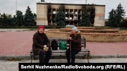 Місцеві мешканці Ізюма у центрі міста після деокупації. Харківська область, вересень 2022 року