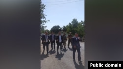 Кыргызстандын президентинин Баткендеги өкүлү Абдикарим Алимбаев менен Тажистандын Согд облусунун губернатору Ражаббой Ахмадзода.
