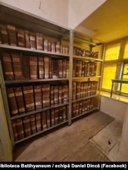 Cărțile vechi au fost curățate, dsprfăuite, urmând să fie cercetate în amănunt în perioada următoare.