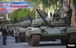 Парад в честь 9 мая на улице Артёма. Донецк, май 2015 года