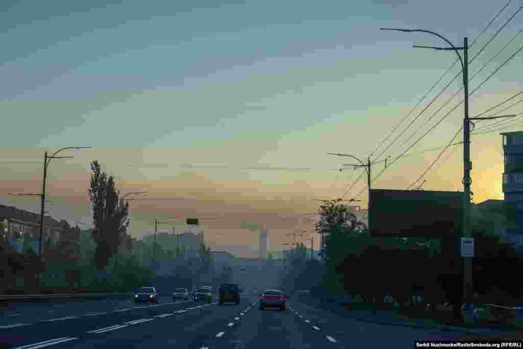 Облако дыма от пожаров, вспыхнувших на рассвете в результате российского удара по Киеву 