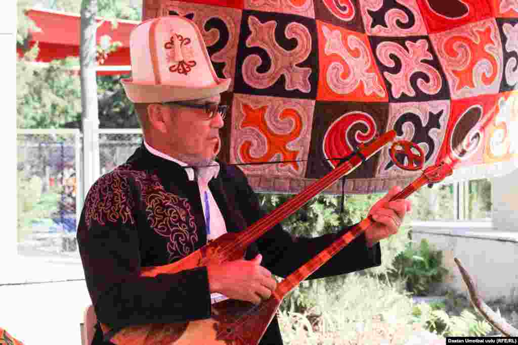 Айтуучулук өнөрдүн өкүлдөрү - манасчы, төкмө акын, дастанчылар, искусство чеберлери жана эстрада жылдыздары катышты.