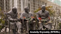 მეორე მსოფლიო ომში გამარჯვებული სახელმწიფოების მეთაურთა ძეგლი ლივადიის სასახლეში. ყირიმი, დიდი იალტა, 2020 წ.