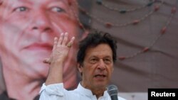 عمران خان په اپرېل کې د بې باورۍ تحریک په نتيجه کې له واکه لیرې شوی وو - پخوانی انځور